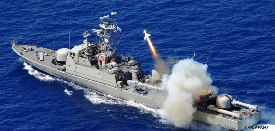 Πλησιάζει η ώρα που θα «μιλήσουν» τα όπλα; – Στο Καστελόριζο η ΤΠΚ ΜΥΚΟΝΙΟΣ φορτωμένη με Harpoon – Και δεν είναι το μόνο πλοίο του ΠΝ στη περιοχή…